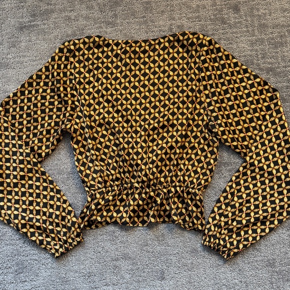MINKPINK Valentina Twist Blouse Balloon Sleeve Gold Black Geo Print X-Small Top - Picture 9 of 12